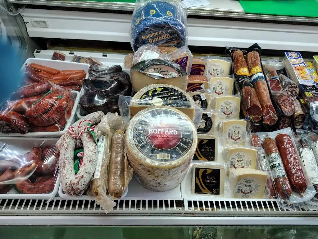 Venta-de-carnes-y-productos-de-charcutería